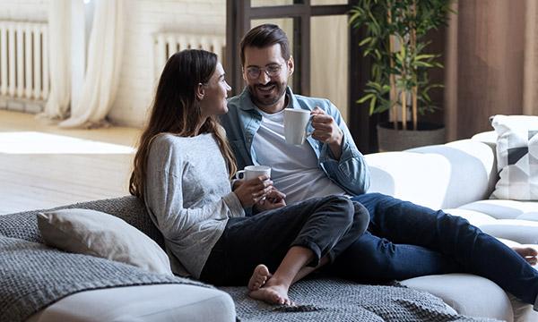 Personas en tranquilidad por seguridad en su casa