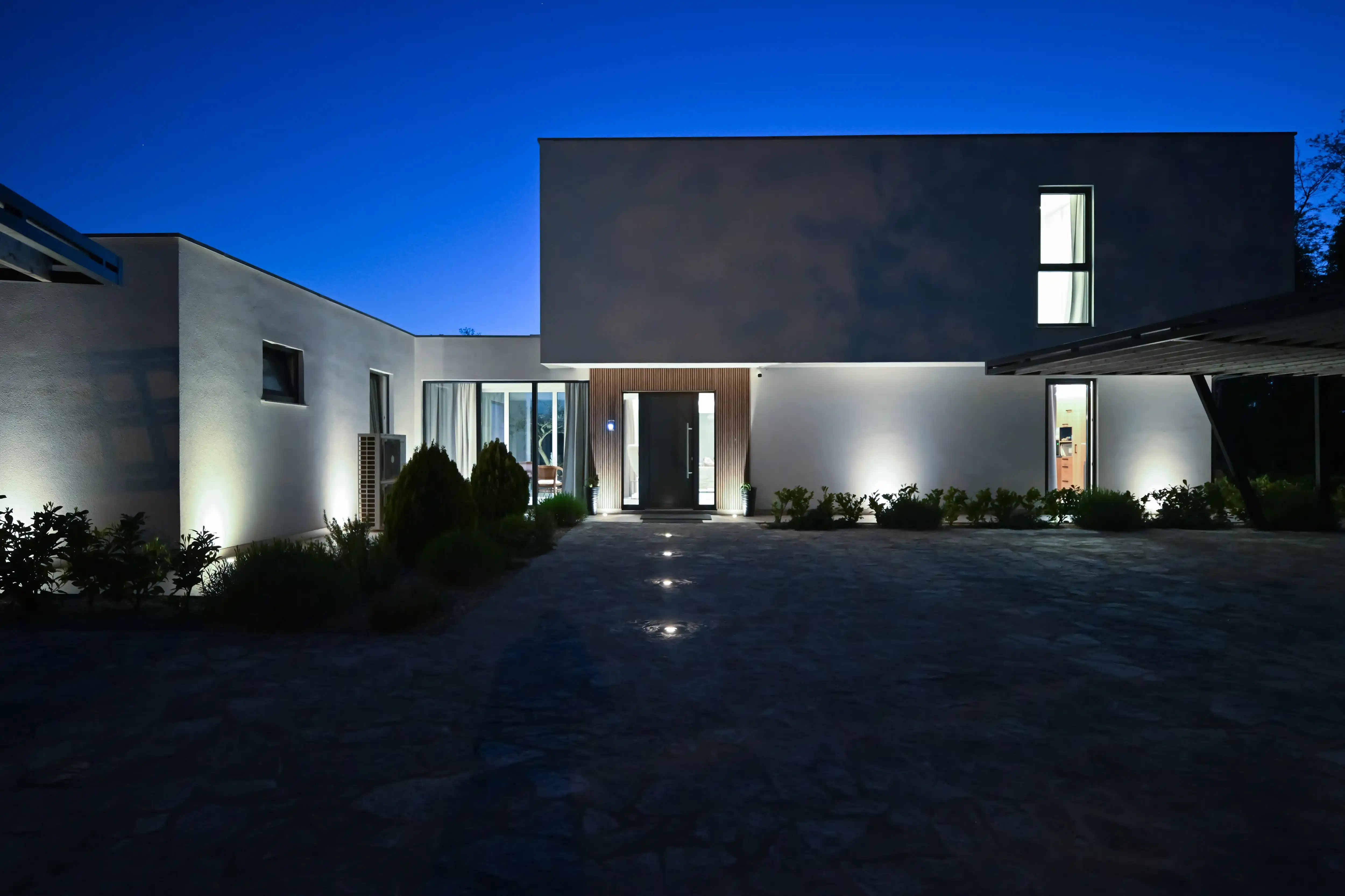 Iluminación exterior con sensor de movimiento: cómo usarla para disuadir sin complicarte
