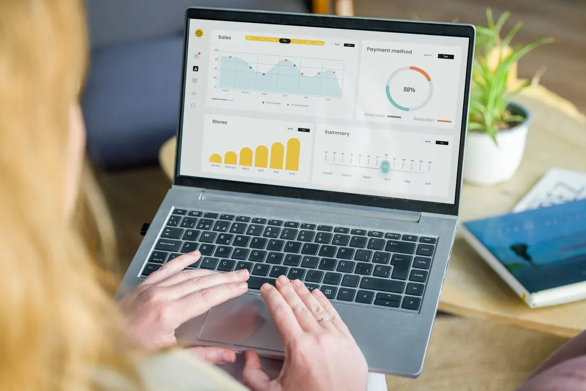 Profissional analisando fluxo de caixa e formas de pagamento em dashboard financeiro